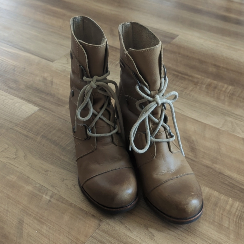 Excellent condition Sorel Wedge Boots Joan of Arc